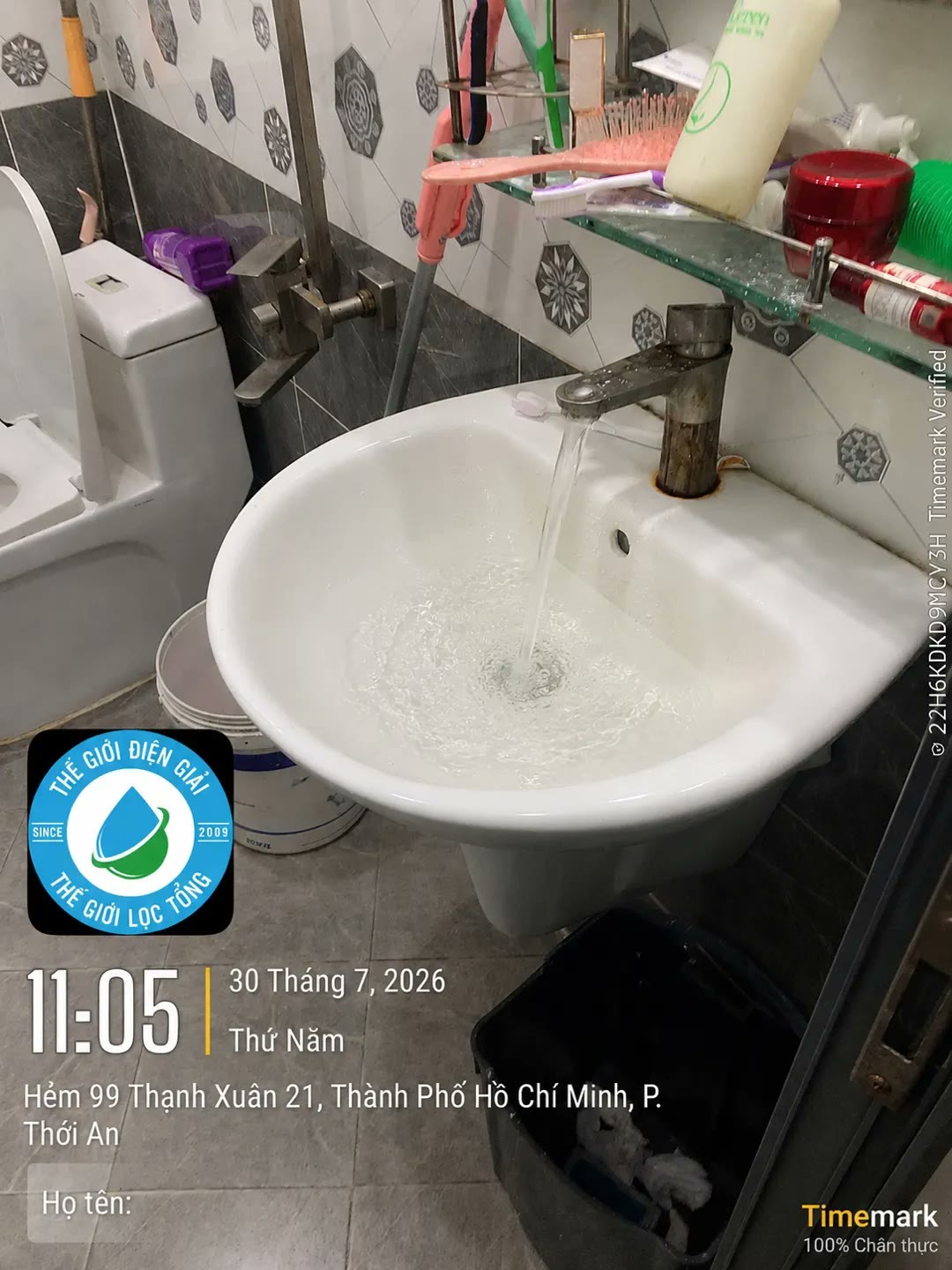 Nước tại lavabo sau khi vệ sinh đường ống — nước trong