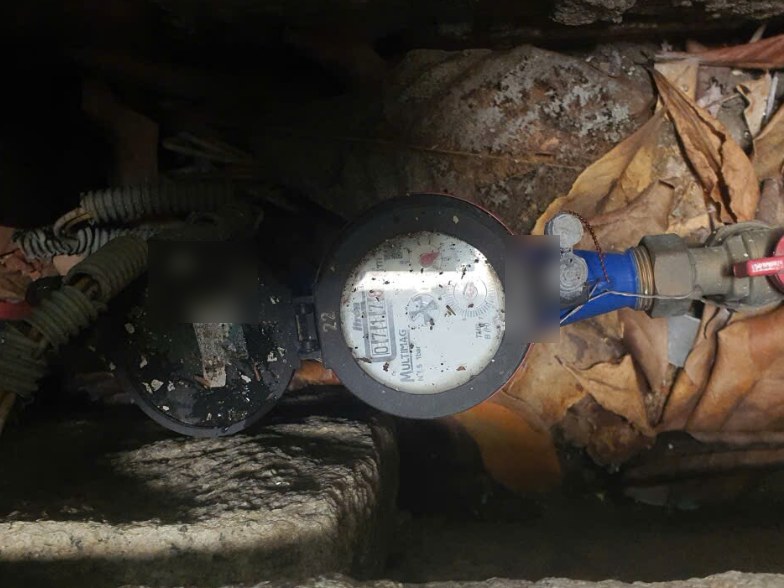 Đồng hồ nước và van khóa trong hố kỹ thuật tại một công trình thật