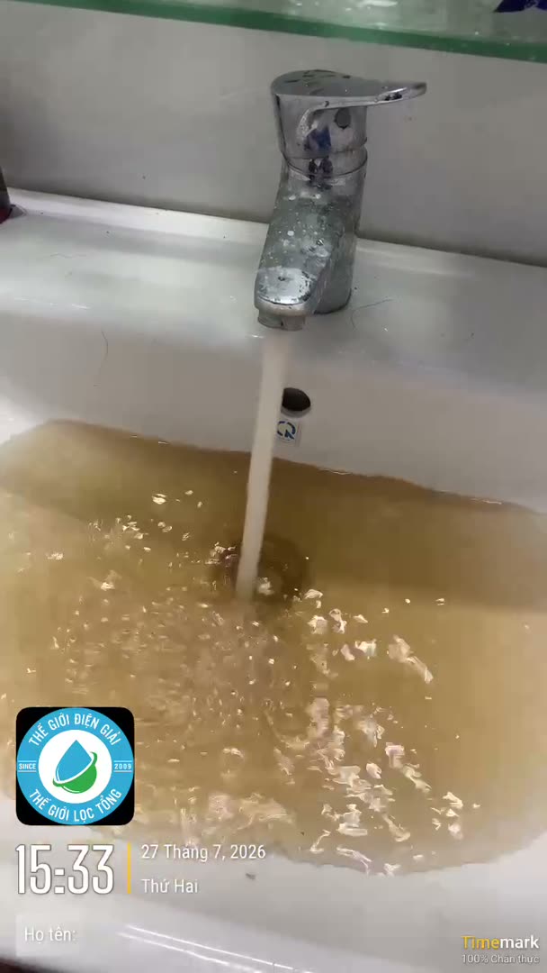 Vệ sinh đường ống nước tại nhà khách hàng ở Hà Nội