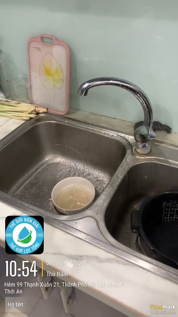Kỹ thuật viên Digi Pipe đang vệ sinh đường ống nước tại nhà khách hàng ở TP.HCM